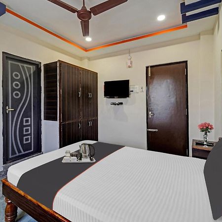 Capital O Lakshmi Residency Hotel ตีรูปาติ ภายนอก รูปภาพ
