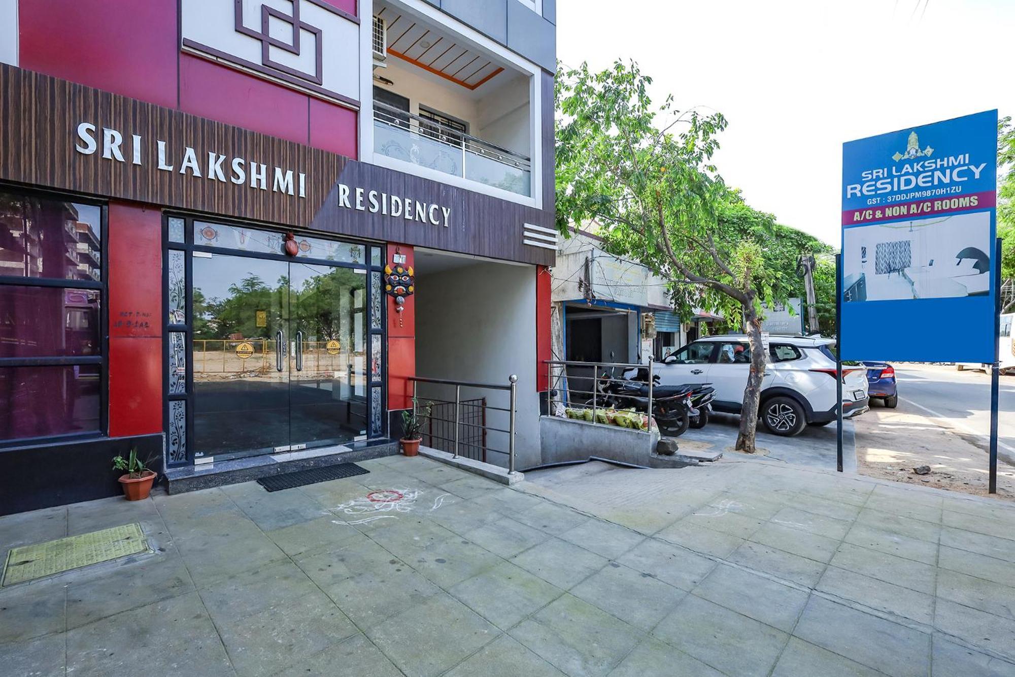 Capital O Lakshmi Residency Hotel ตีรูปาติ ภายนอก รูปภาพ