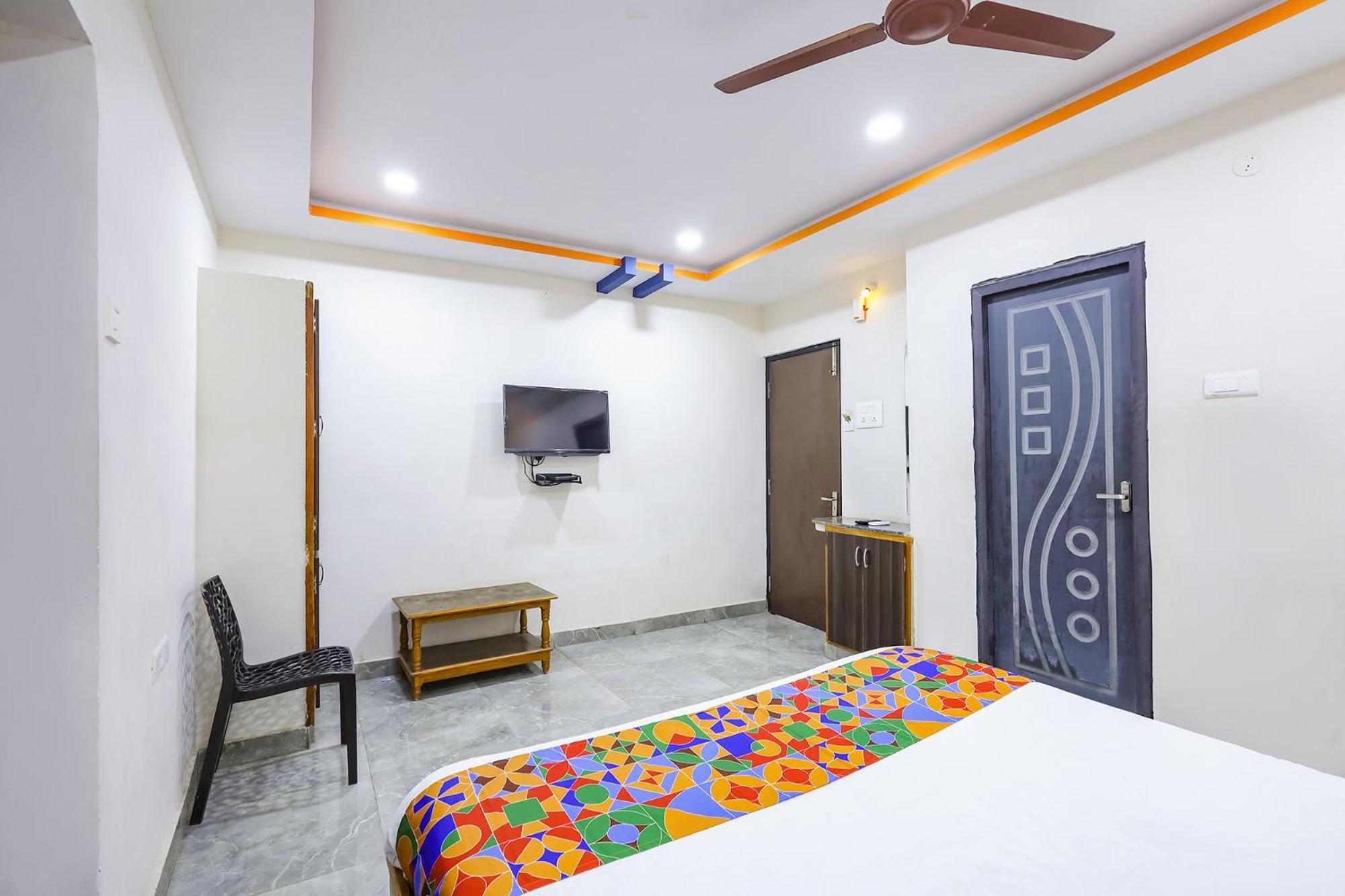 Capital O Lakshmi Residency Hotel ตีรูปาติ ภายนอก รูปภาพ