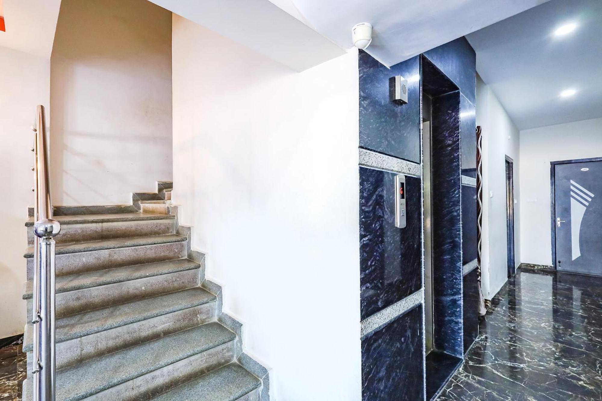 Capital O Lakshmi Residency Hotel ตีรูปาติ ภายนอก รูปภาพ