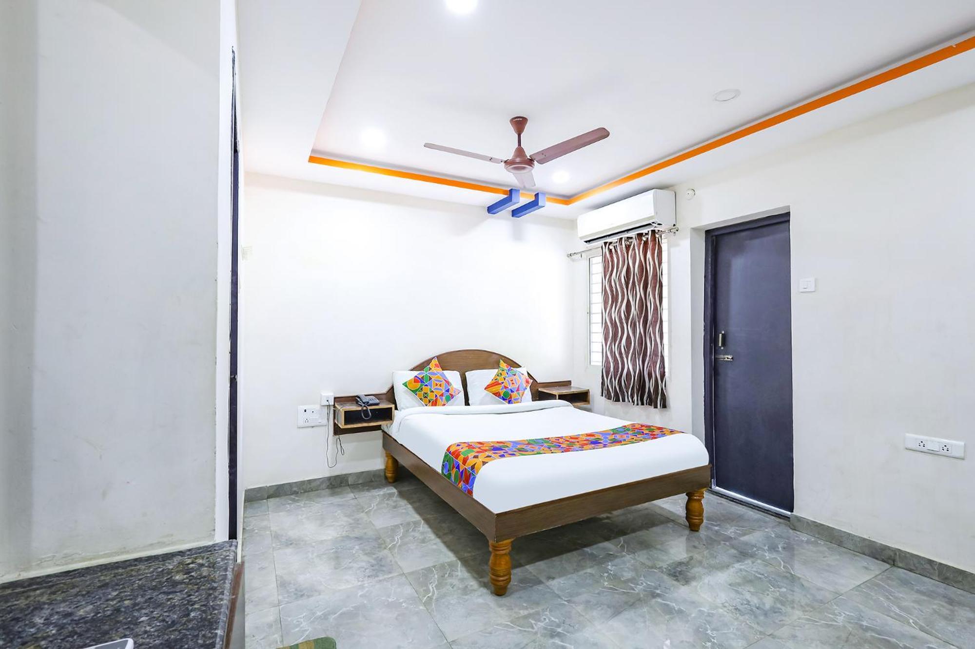 Capital O Lakshmi Residency Hotel ตีรูปาติ ภายนอก รูปภาพ