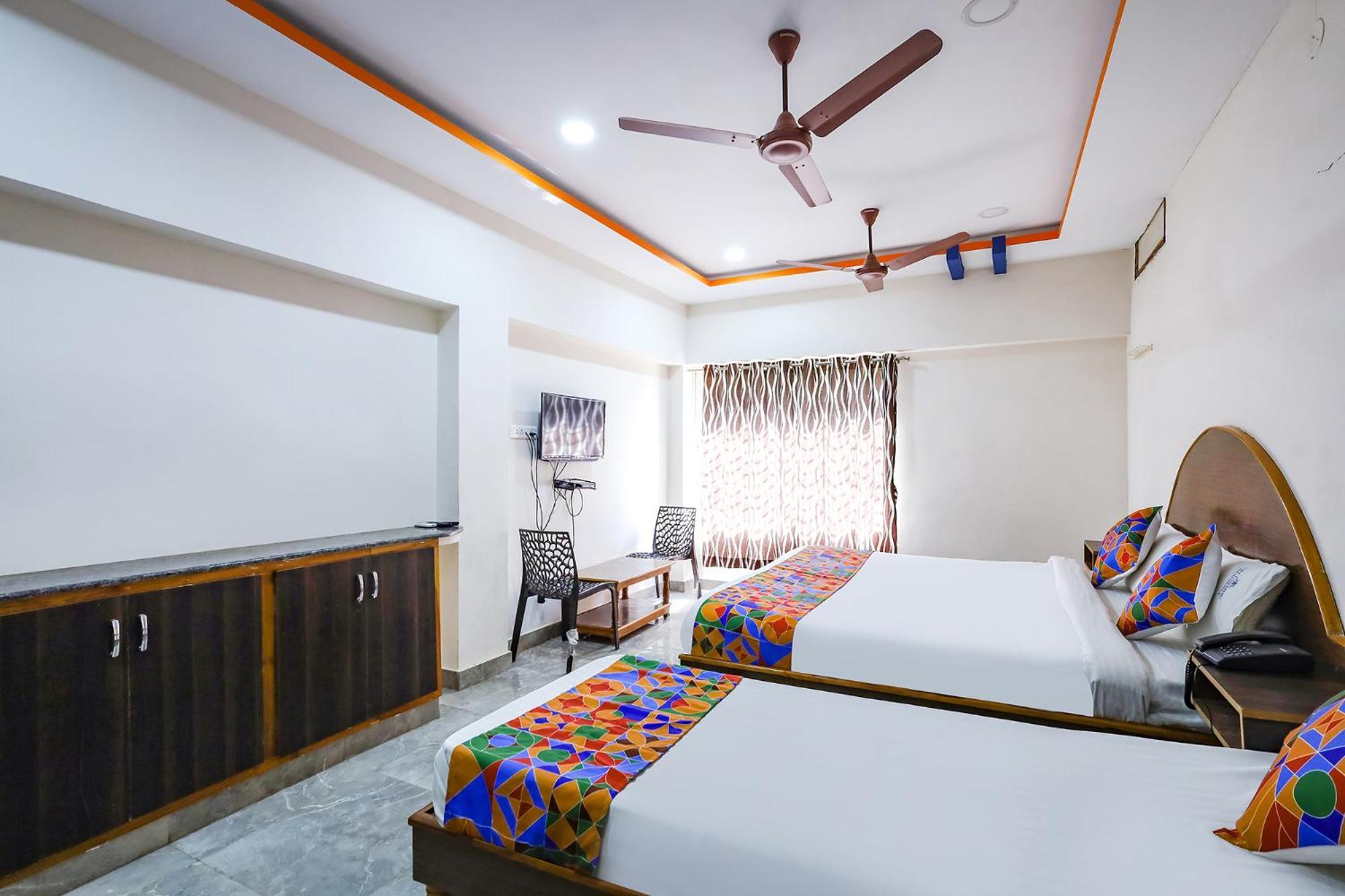 Capital O Lakshmi Residency Hotel ตีรูปาติ ภายนอก รูปภาพ