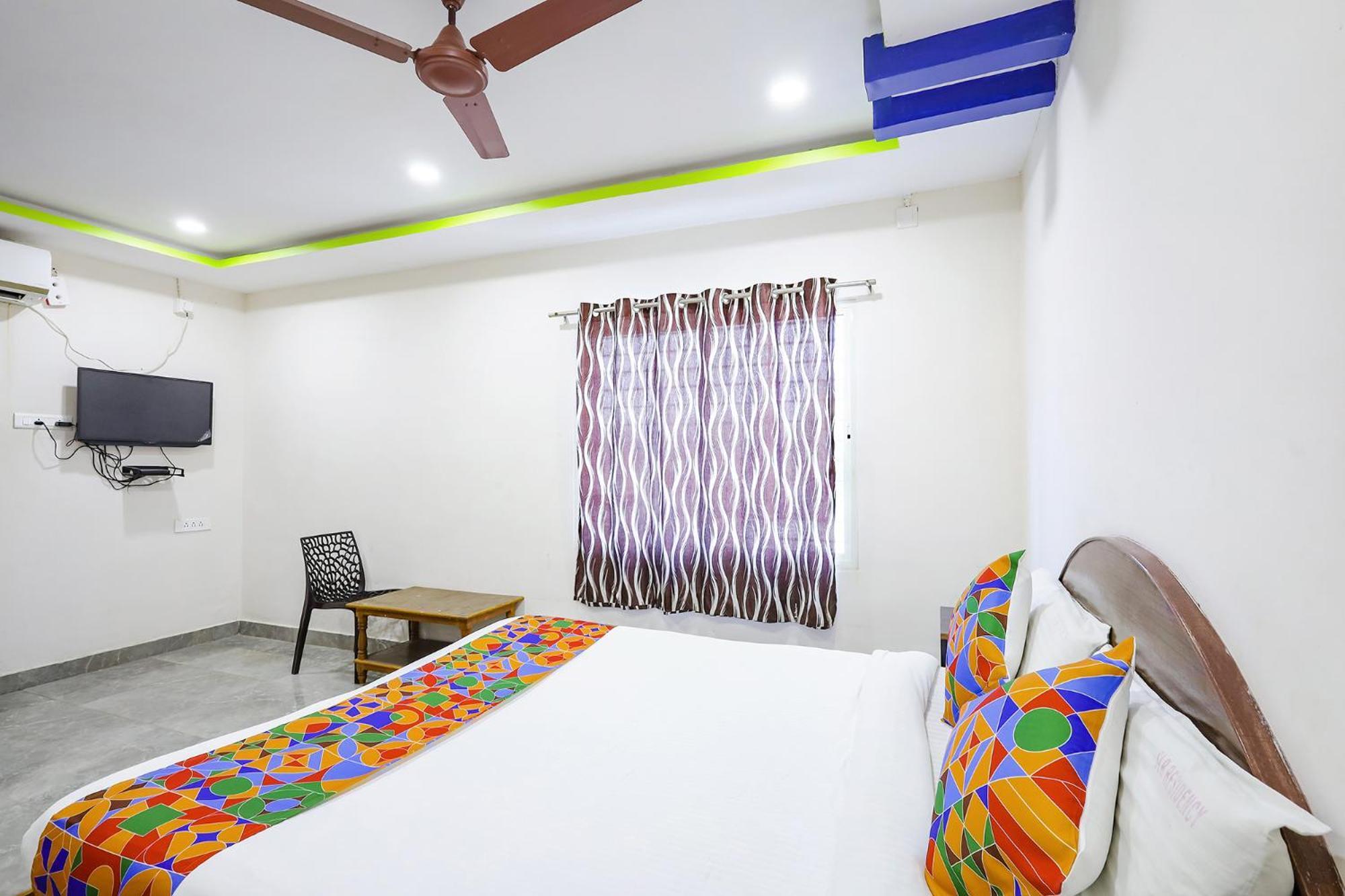 Capital O Lakshmi Residency Hotel ตีรูปาติ ภายนอก รูปภาพ