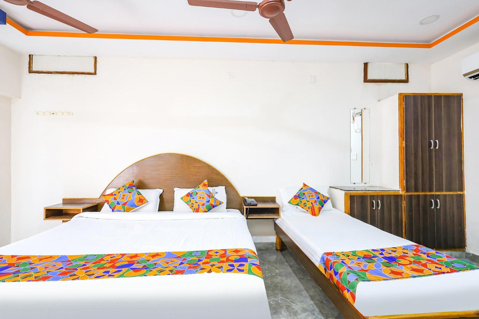 Capital O Lakshmi Residency Hotel ตีรูปาติ ภายนอก รูปภาพ