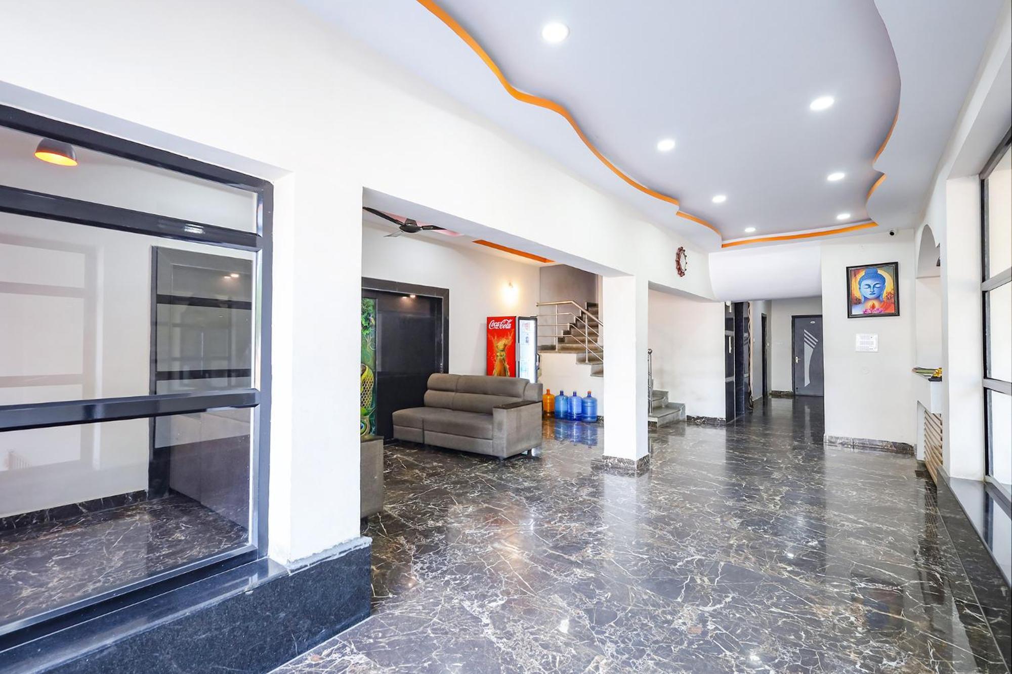Capital O Lakshmi Residency Hotel ตีรูปาติ ภายนอก รูปภาพ