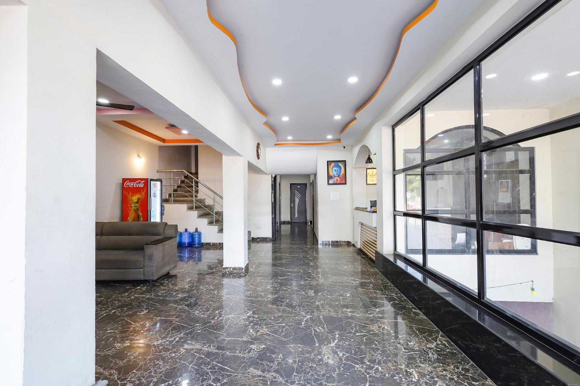 Capital O Lakshmi Residency Hotel ตีรูปาติ ภายนอก รูปภาพ