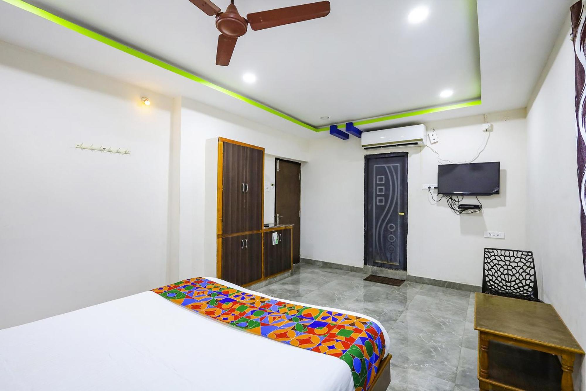 Capital O Lakshmi Residency Hotel ตีรูปาติ ภายนอก รูปภาพ