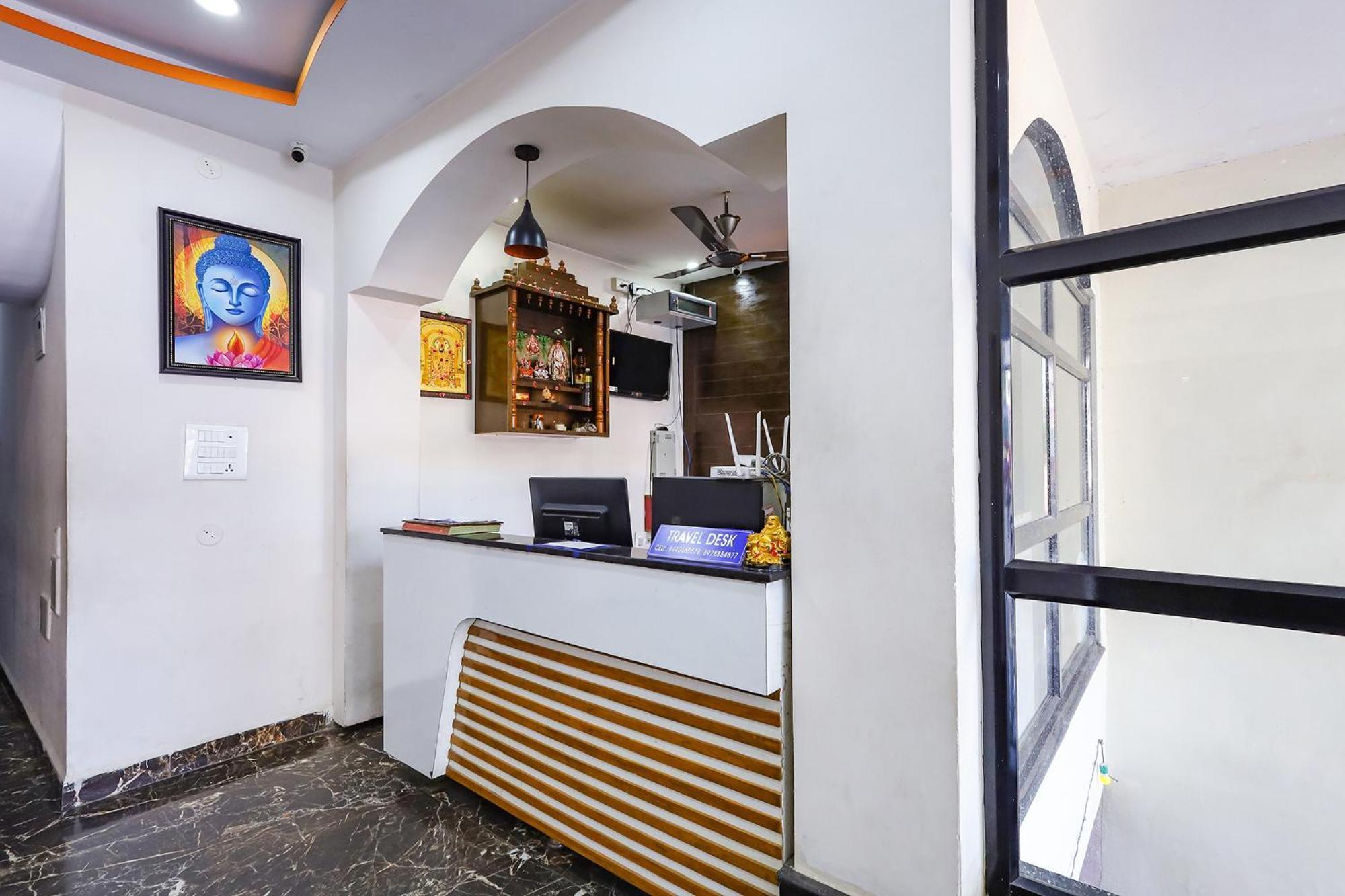 Capital O Lakshmi Residency Hotel ตีรูปาติ ภายนอก รูปภาพ