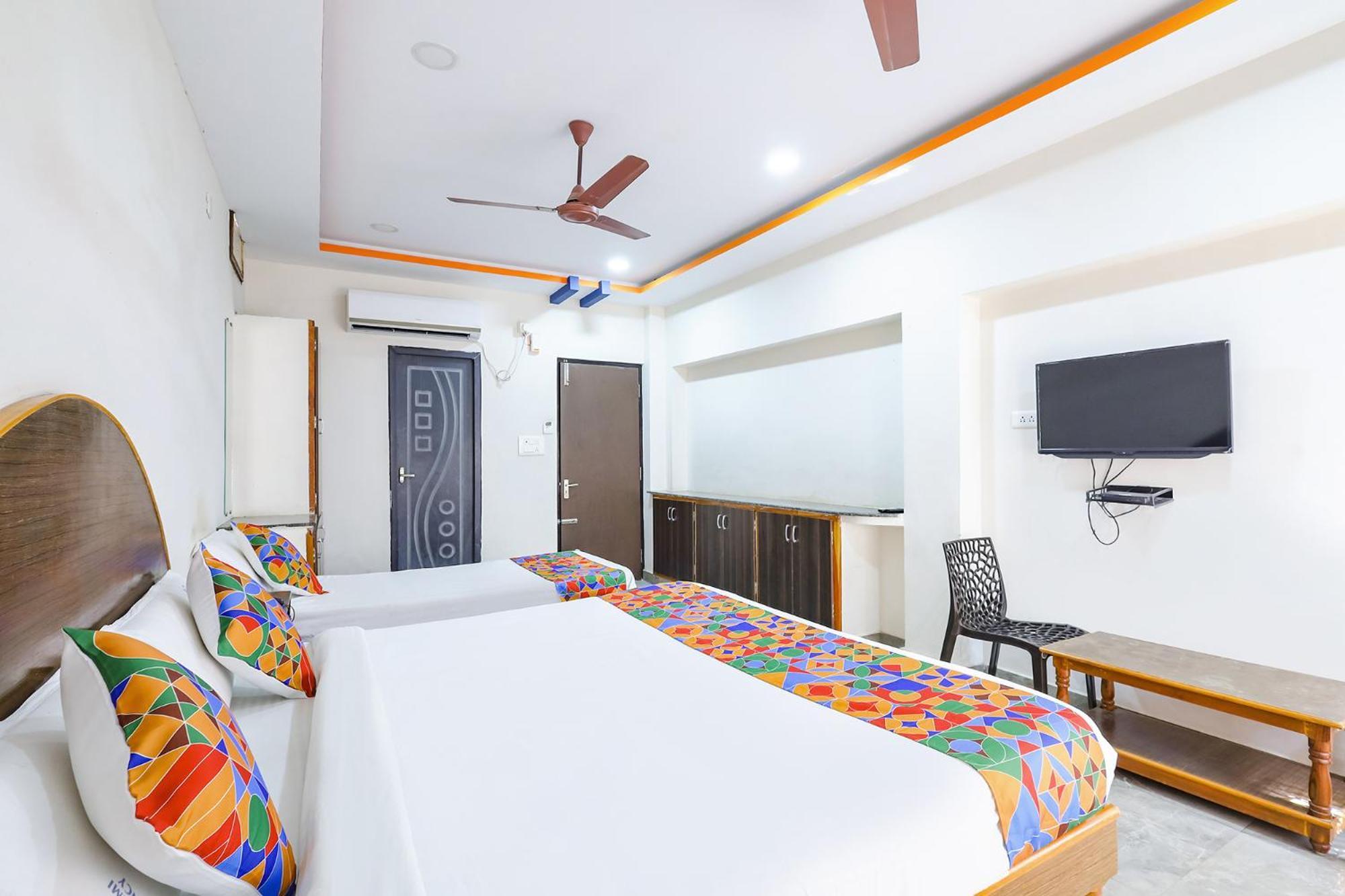 Capital O Lakshmi Residency Hotel ตีรูปาติ ภายนอก รูปภาพ