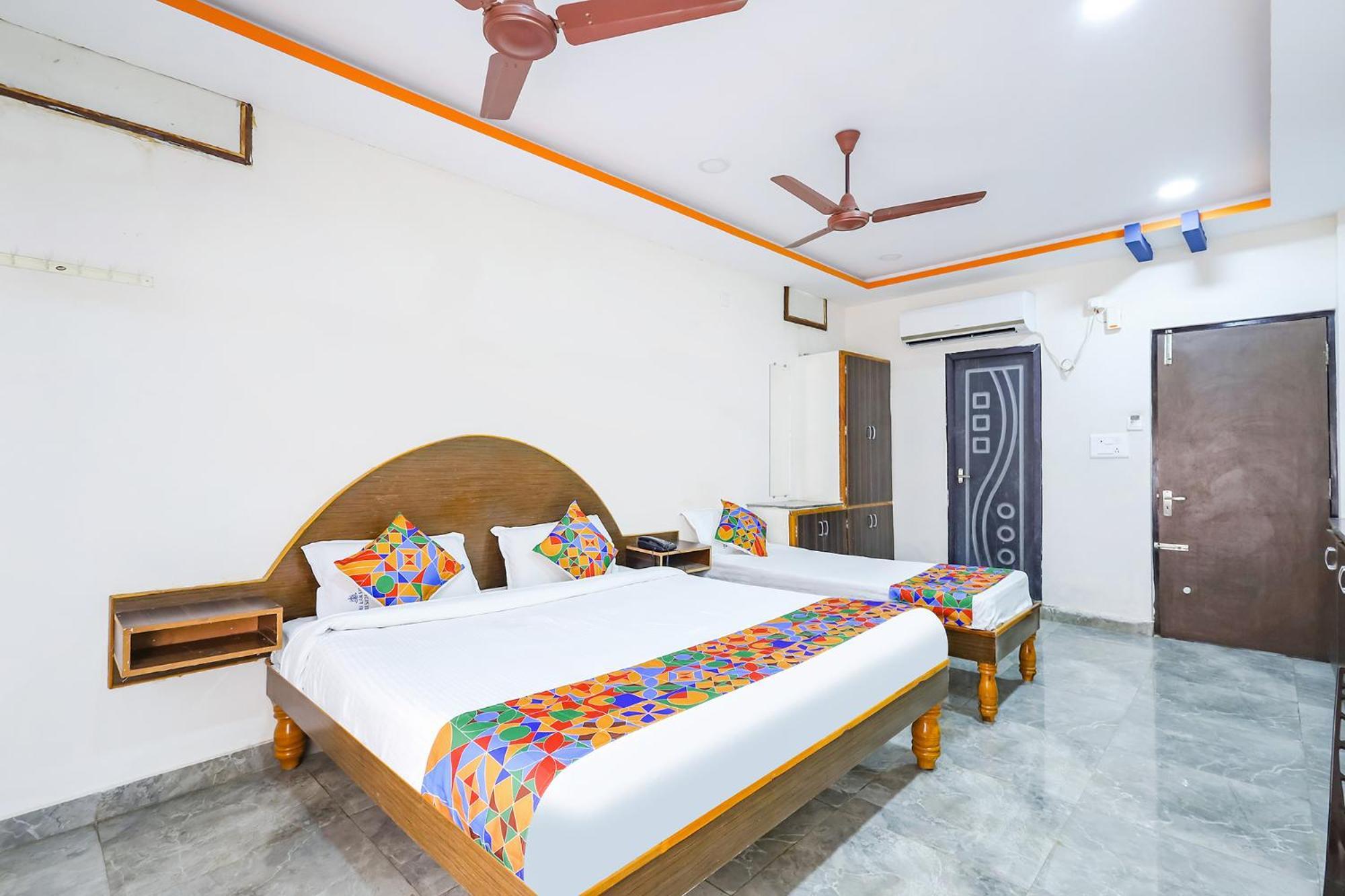 Capital O Lakshmi Residency Hotel ตีรูปาติ ภายนอก รูปภาพ