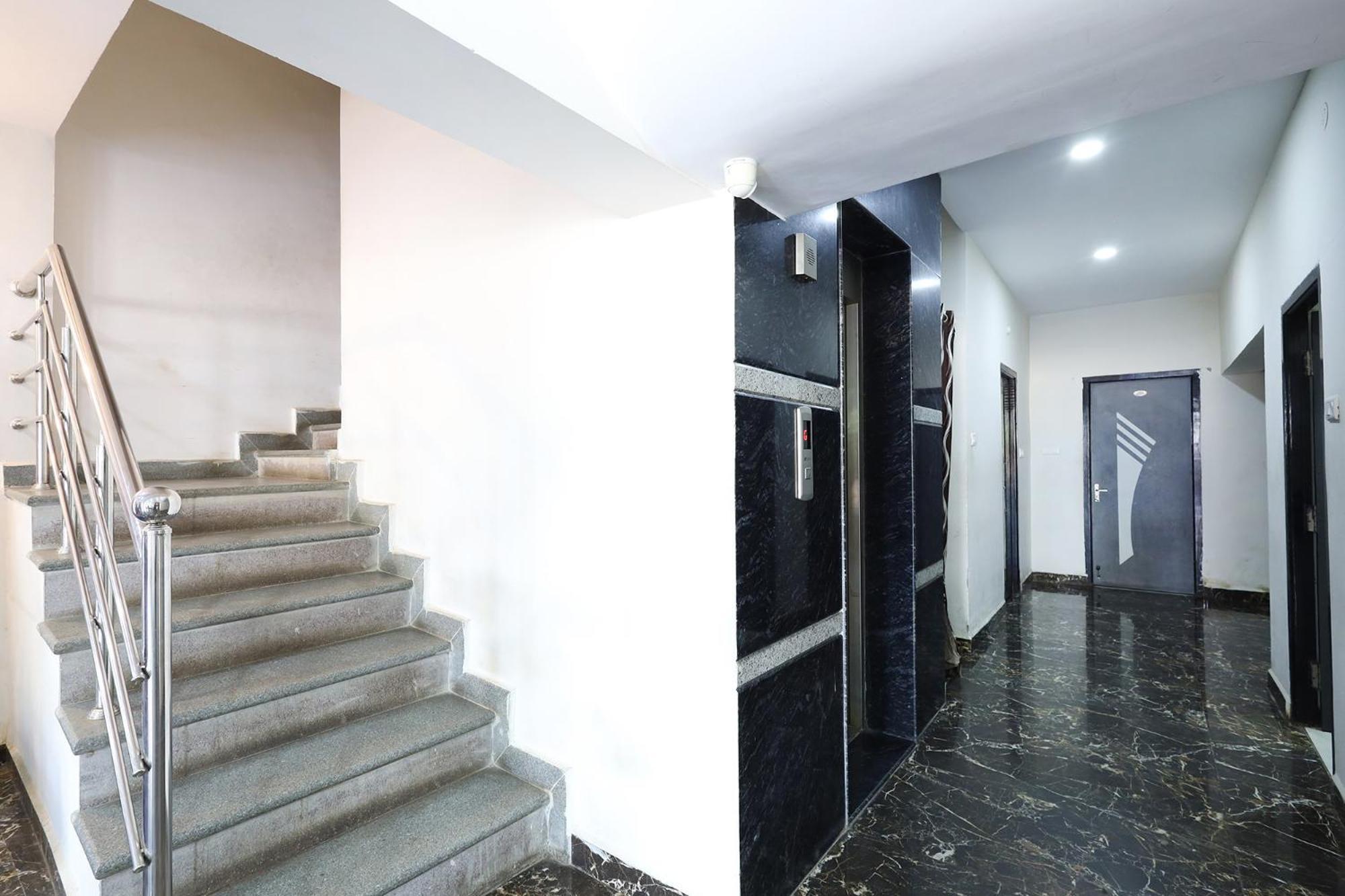 Capital O Lakshmi Residency Hotel ตีรูปาติ ภายนอก รูปภาพ