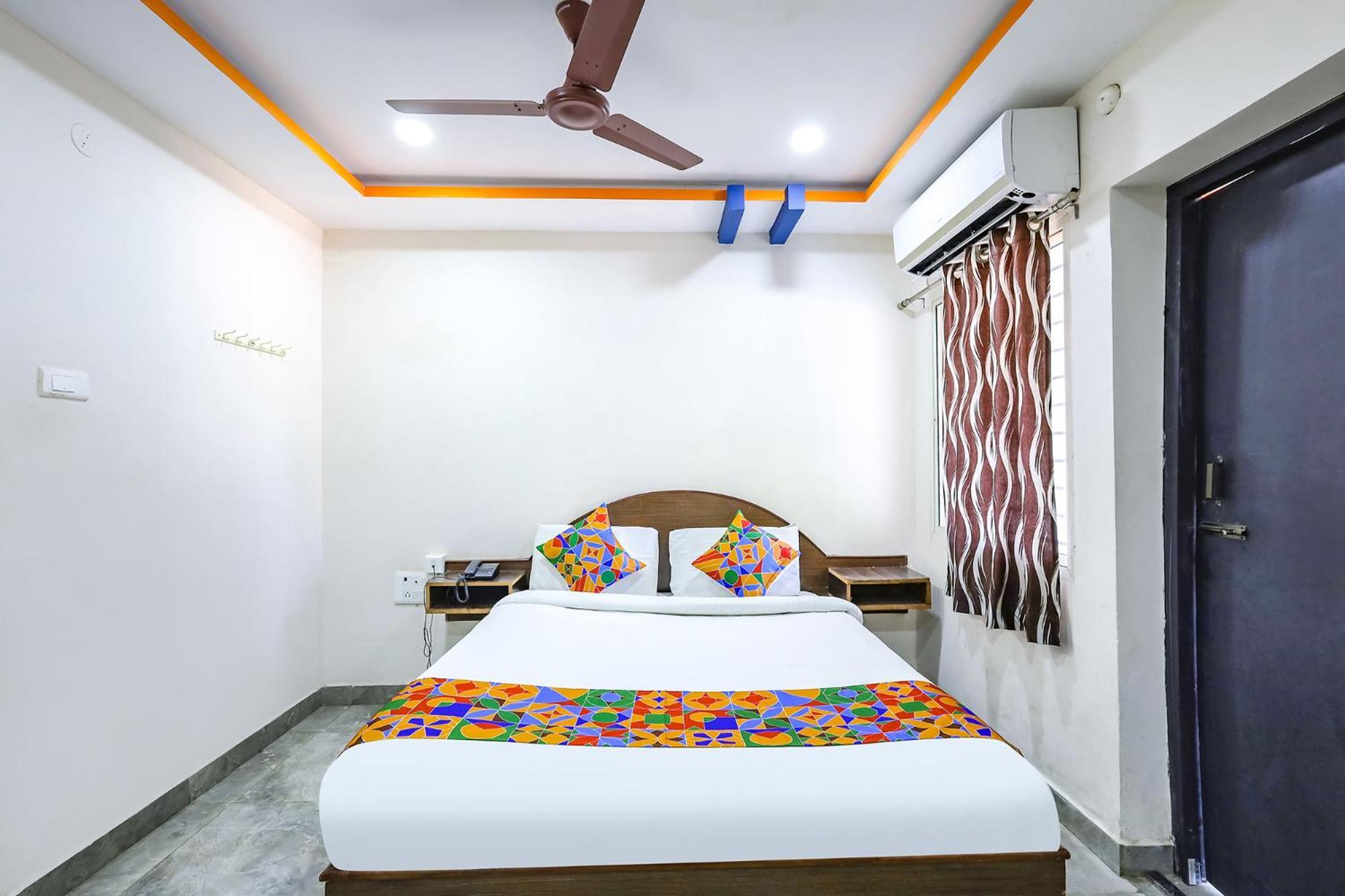 Capital O Lakshmi Residency Hotel ตีรูปาติ ภายนอก รูปภาพ