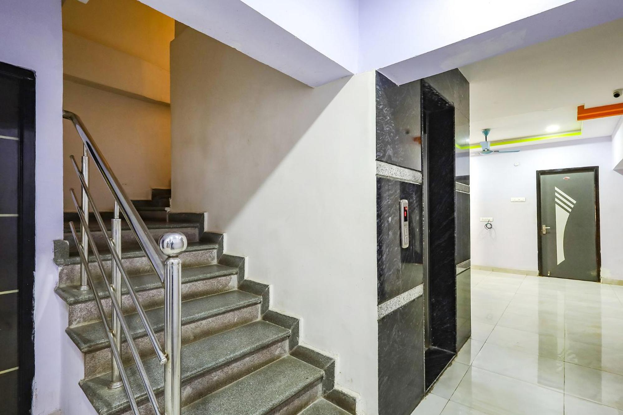 Capital O Lakshmi Residency Hotel ตีรูปาติ ภายนอก รูปภาพ