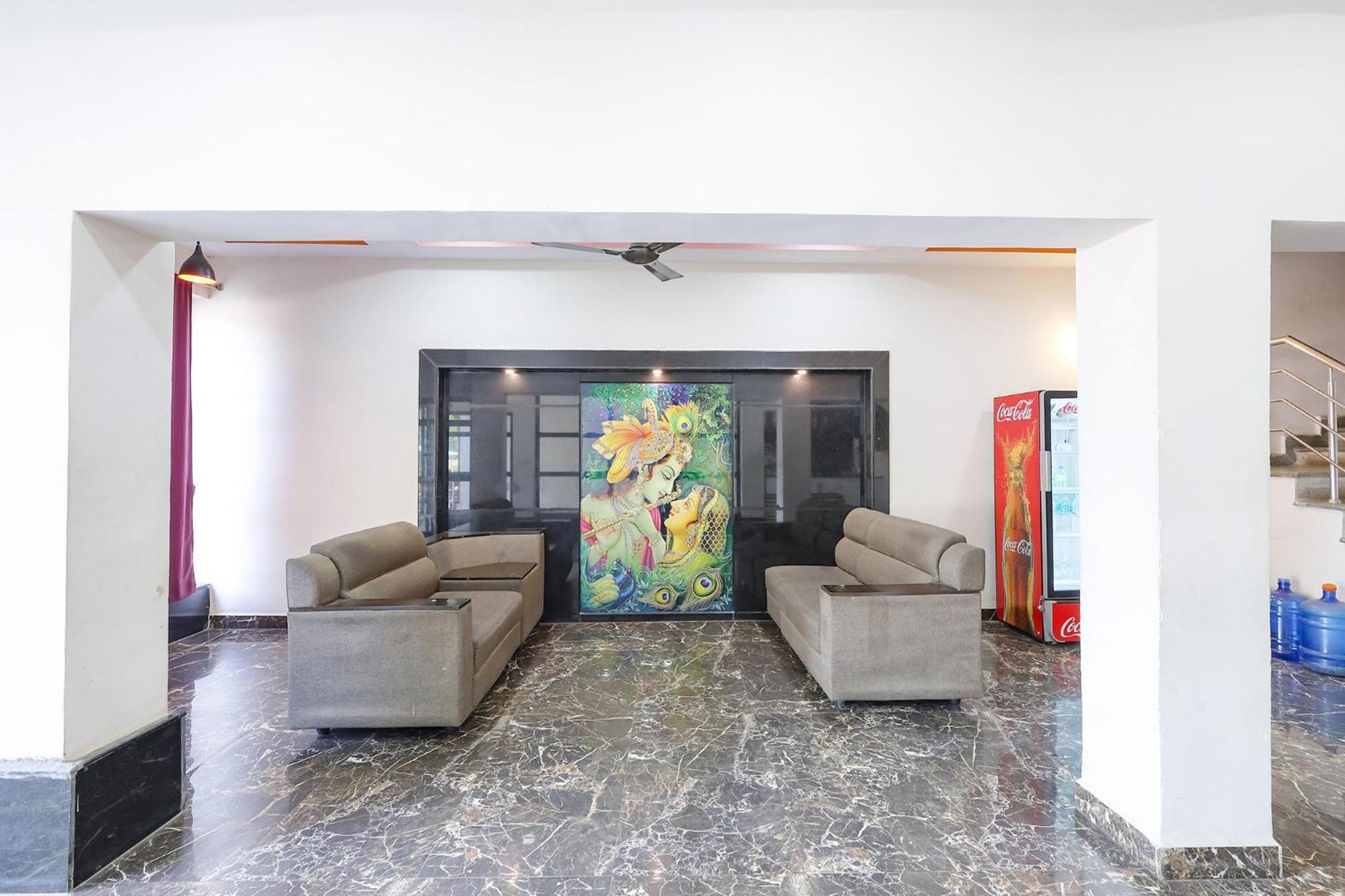 Capital O Lakshmi Residency Hotel ตีรูปาติ ภายนอก รูปภาพ
