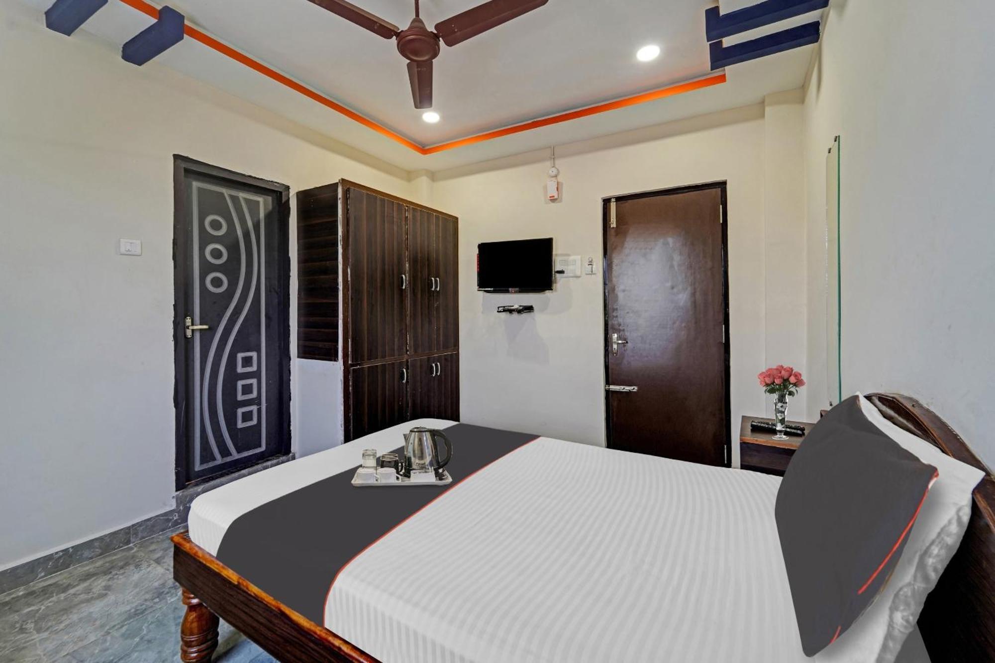 Capital O Lakshmi Residency Hotel ตีรูปาติ ภายนอก รูปภาพ