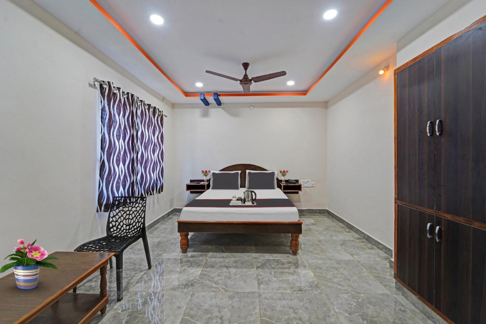 Capital O Lakshmi Residency Hotel ตีรูปาติ ภายนอก รูปภาพ