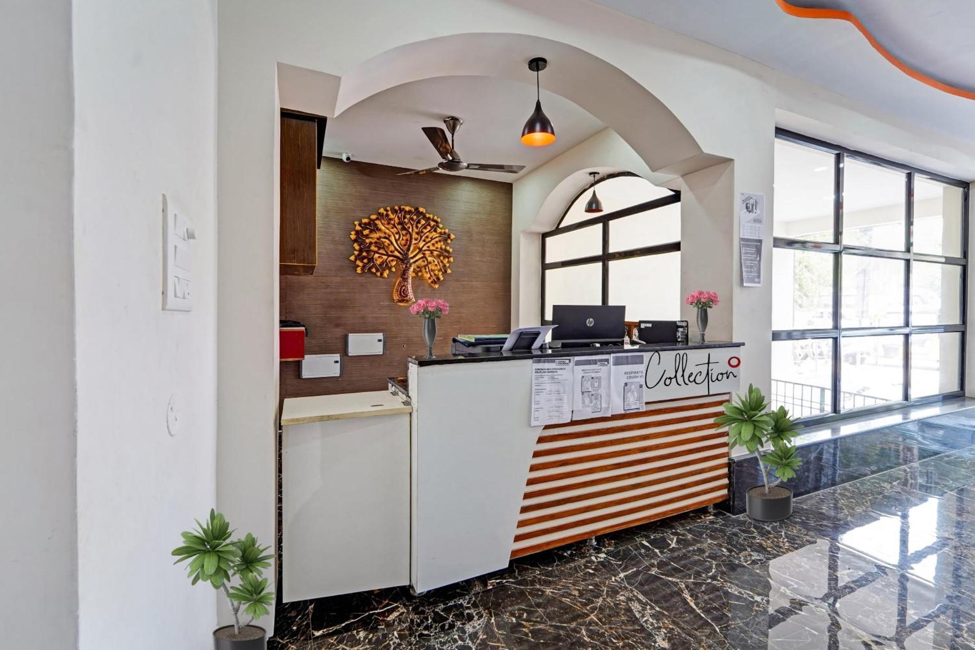 Capital O Lakshmi Residency Hotel ตีรูปาติ ภายนอก รูปภาพ