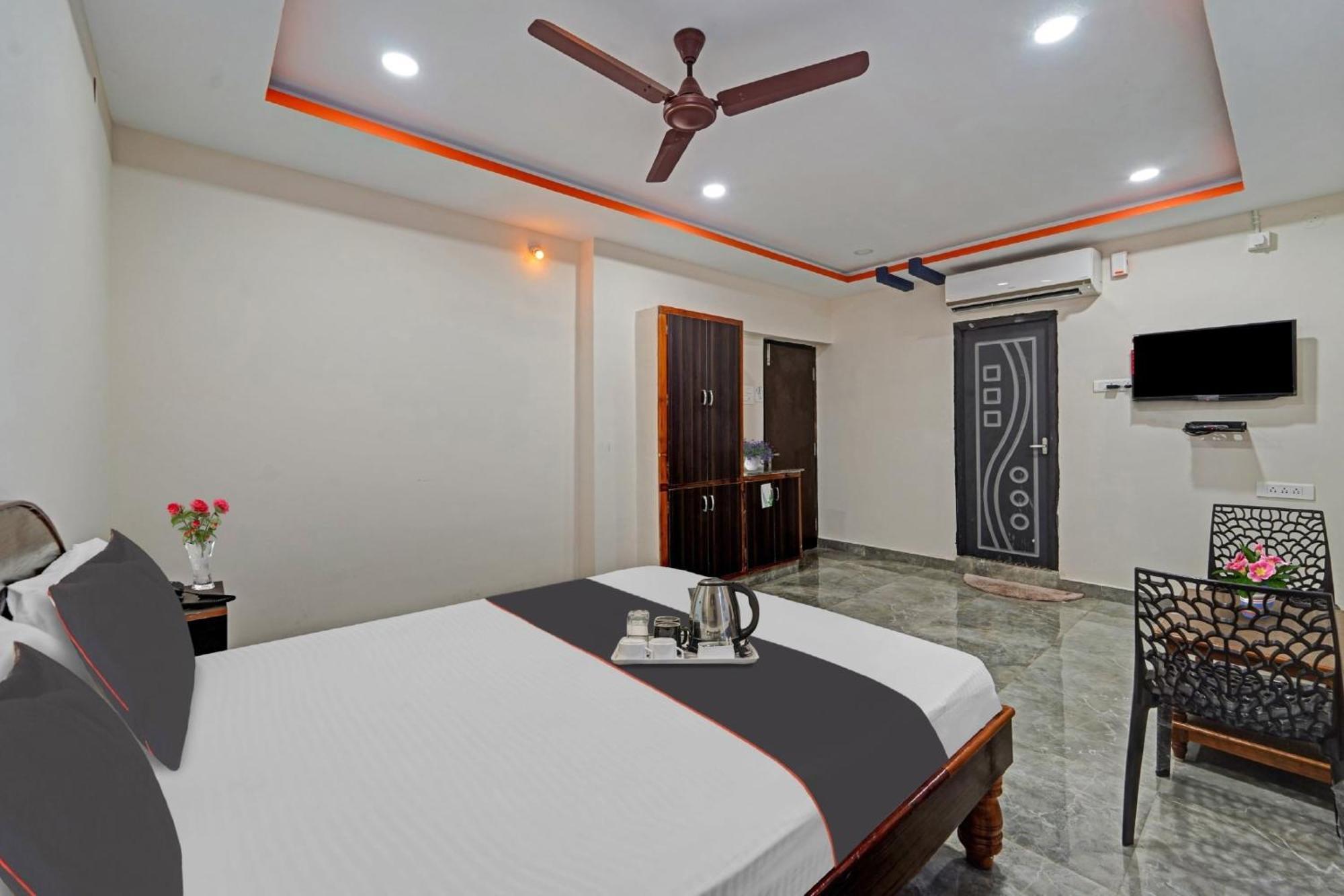 Capital O Lakshmi Residency Hotel ตีรูปาติ ภายนอก รูปภาพ