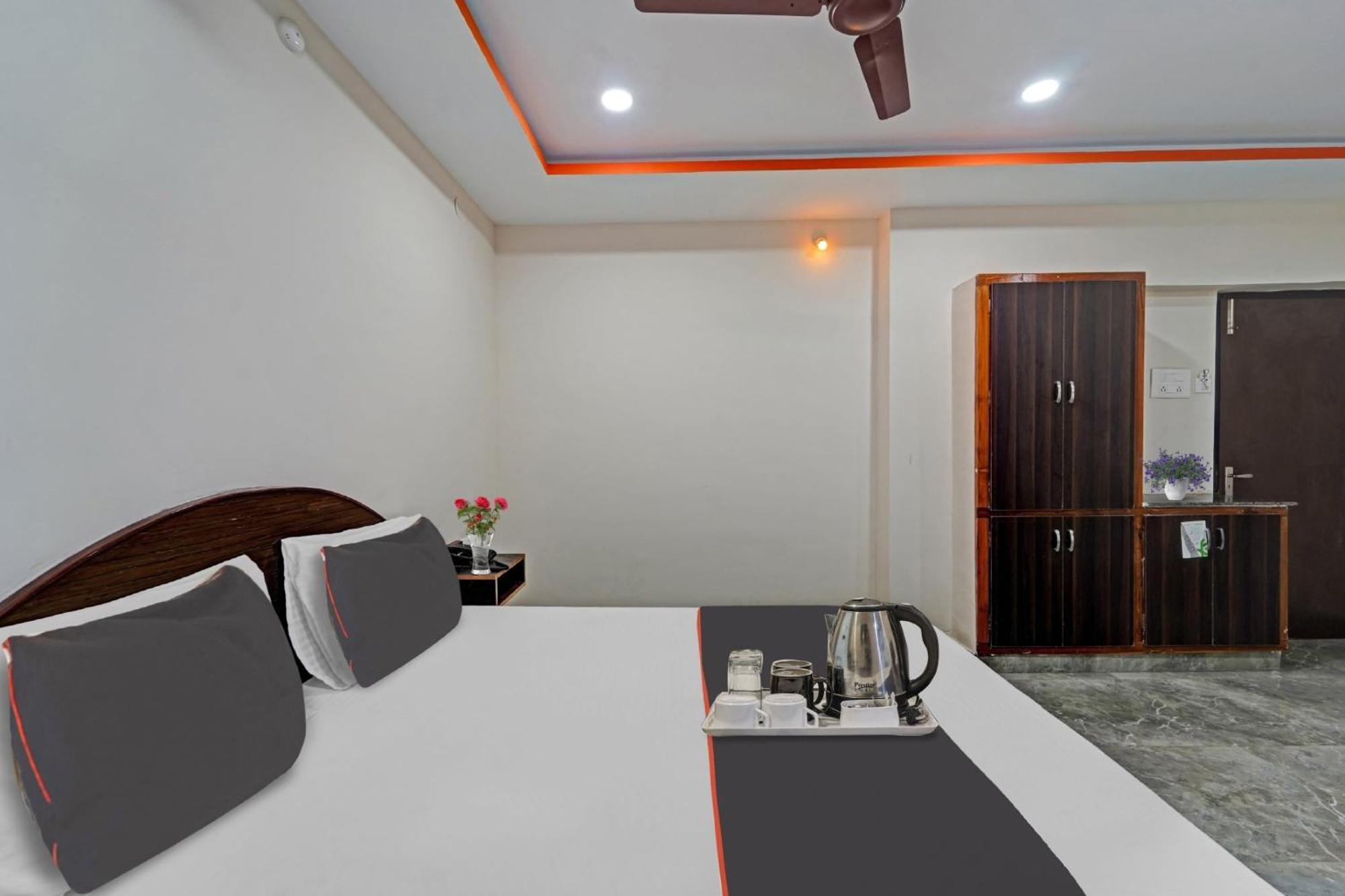 Capital O Lakshmi Residency Hotel ตีรูปาติ ภายนอก รูปภาพ
