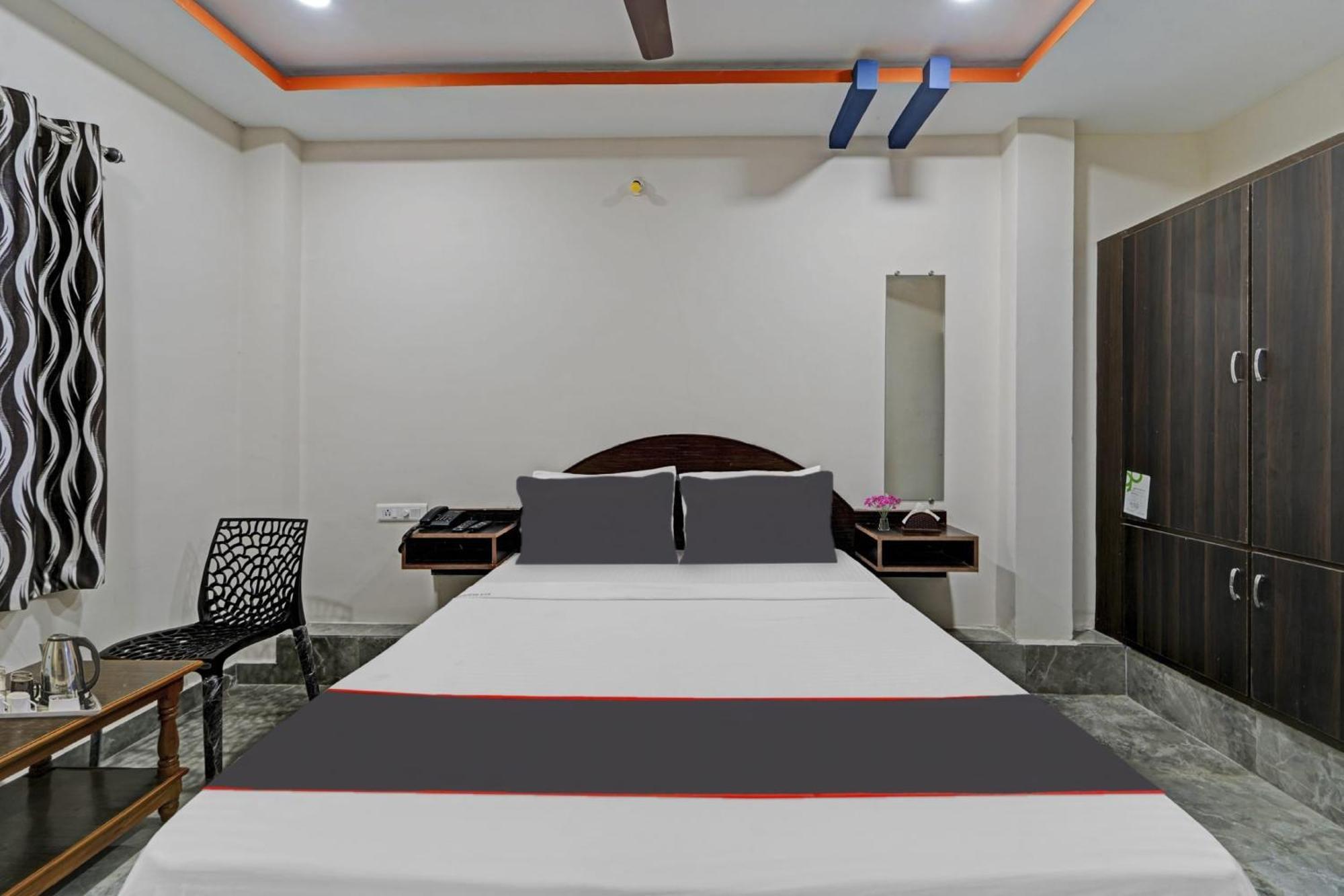 Capital O Lakshmi Residency Hotel ตีรูปาติ ภายนอก รูปภาพ