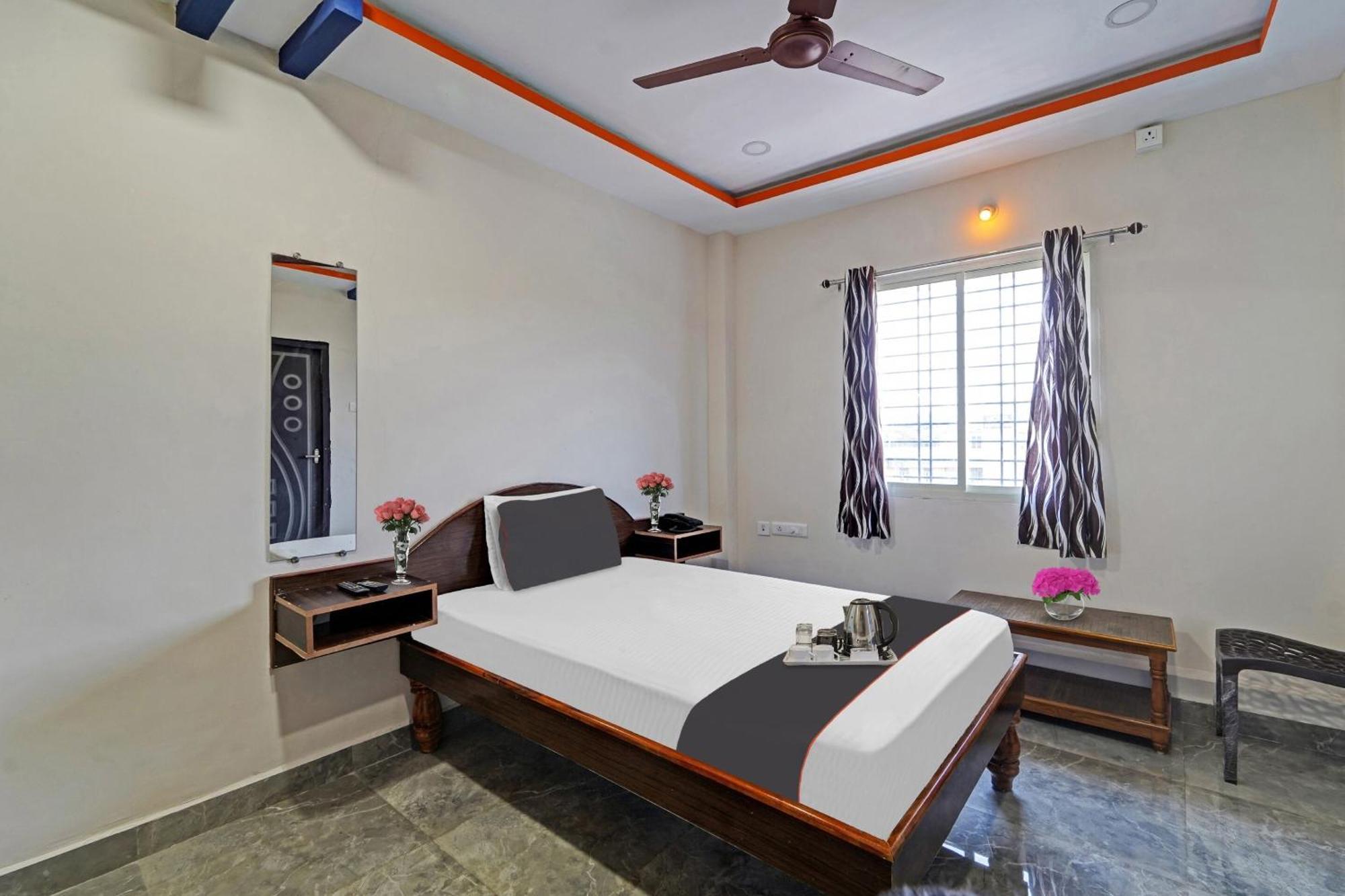 Capital O Lakshmi Residency Hotel ตีรูปาติ ภายนอก รูปภาพ