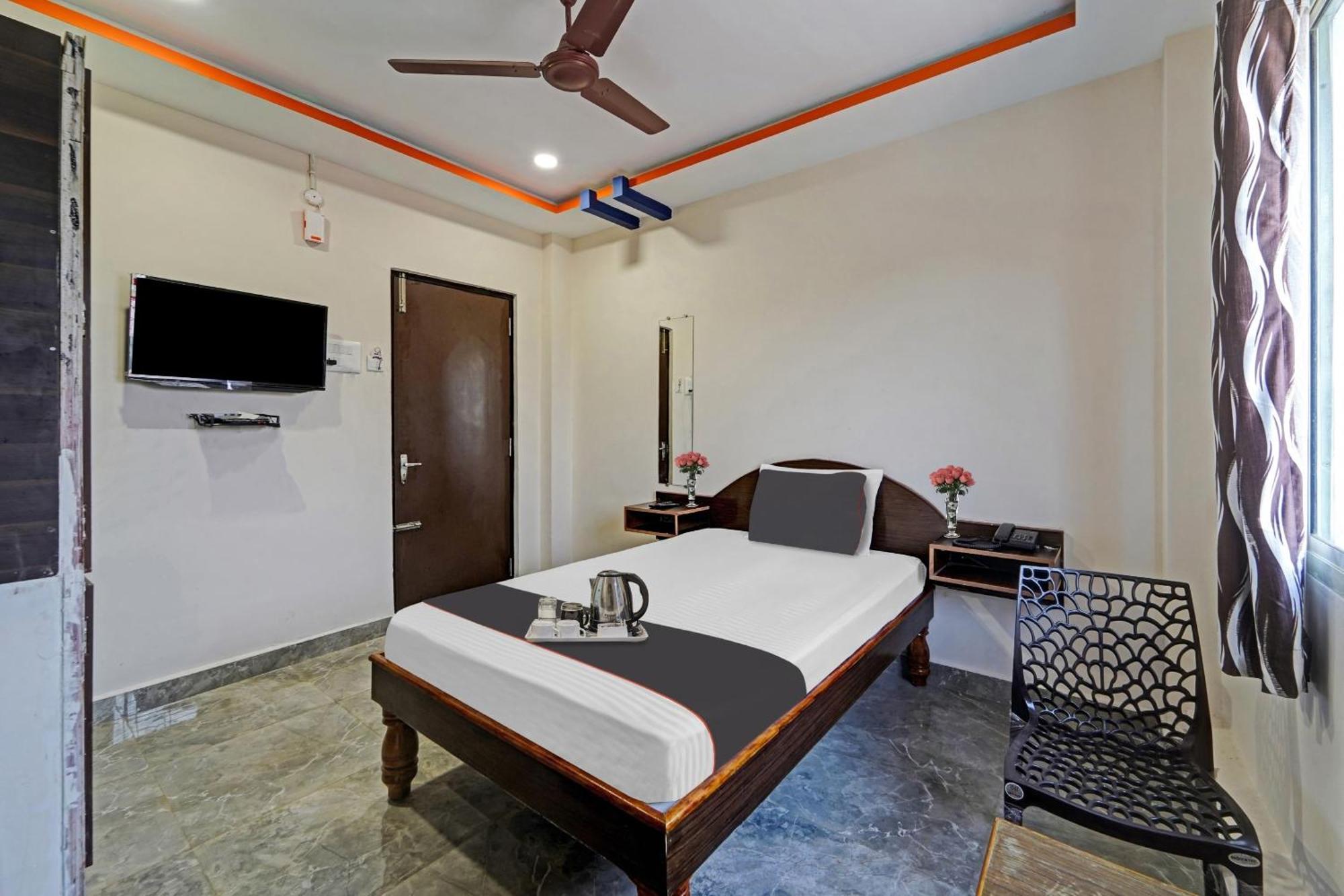 Capital O Lakshmi Residency Hotel ตีรูปาติ ภายนอก รูปภาพ