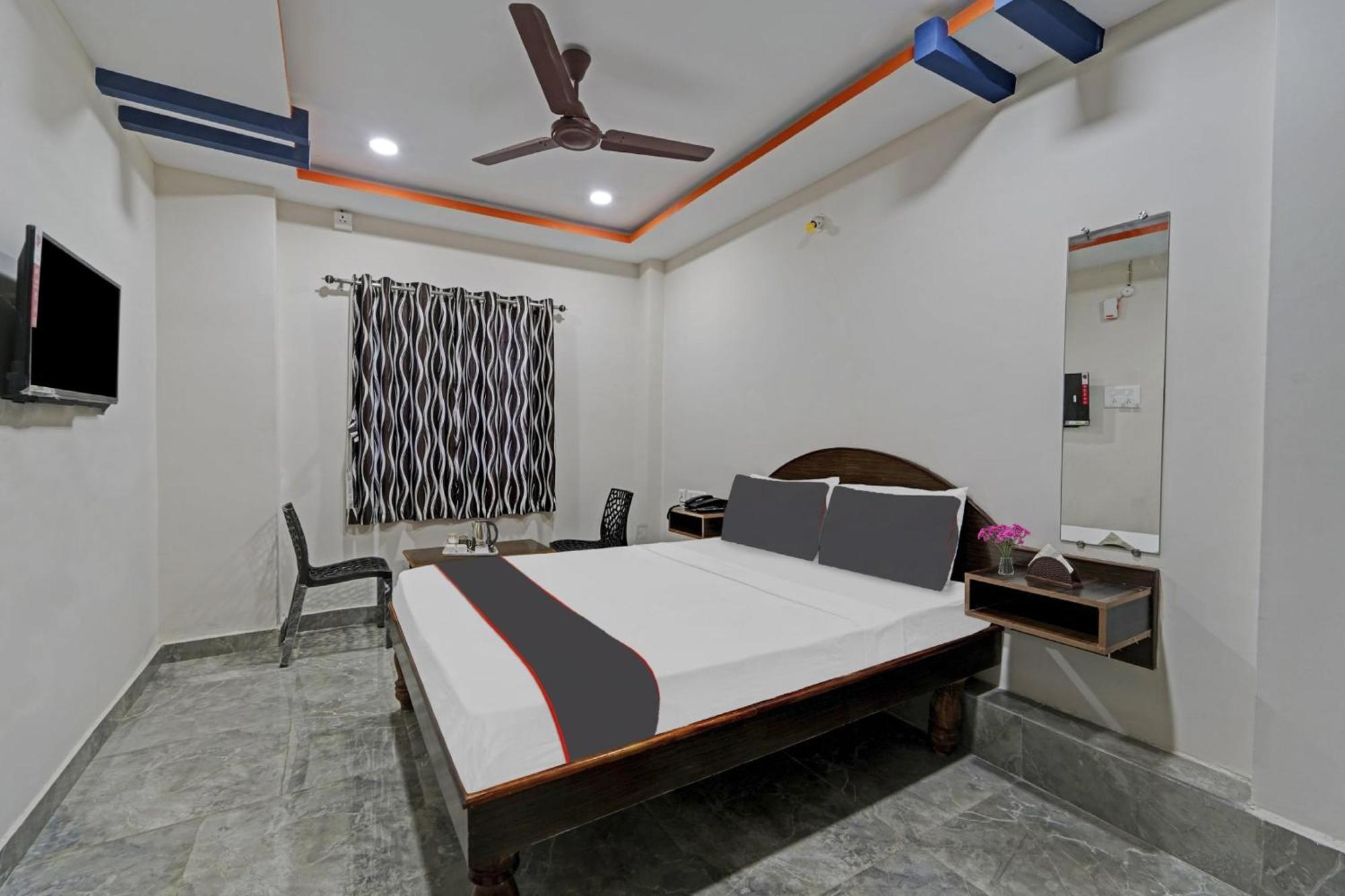 Capital O Lakshmi Residency Hotel ตีรูปาติ ภายนอก รูปภาพ
