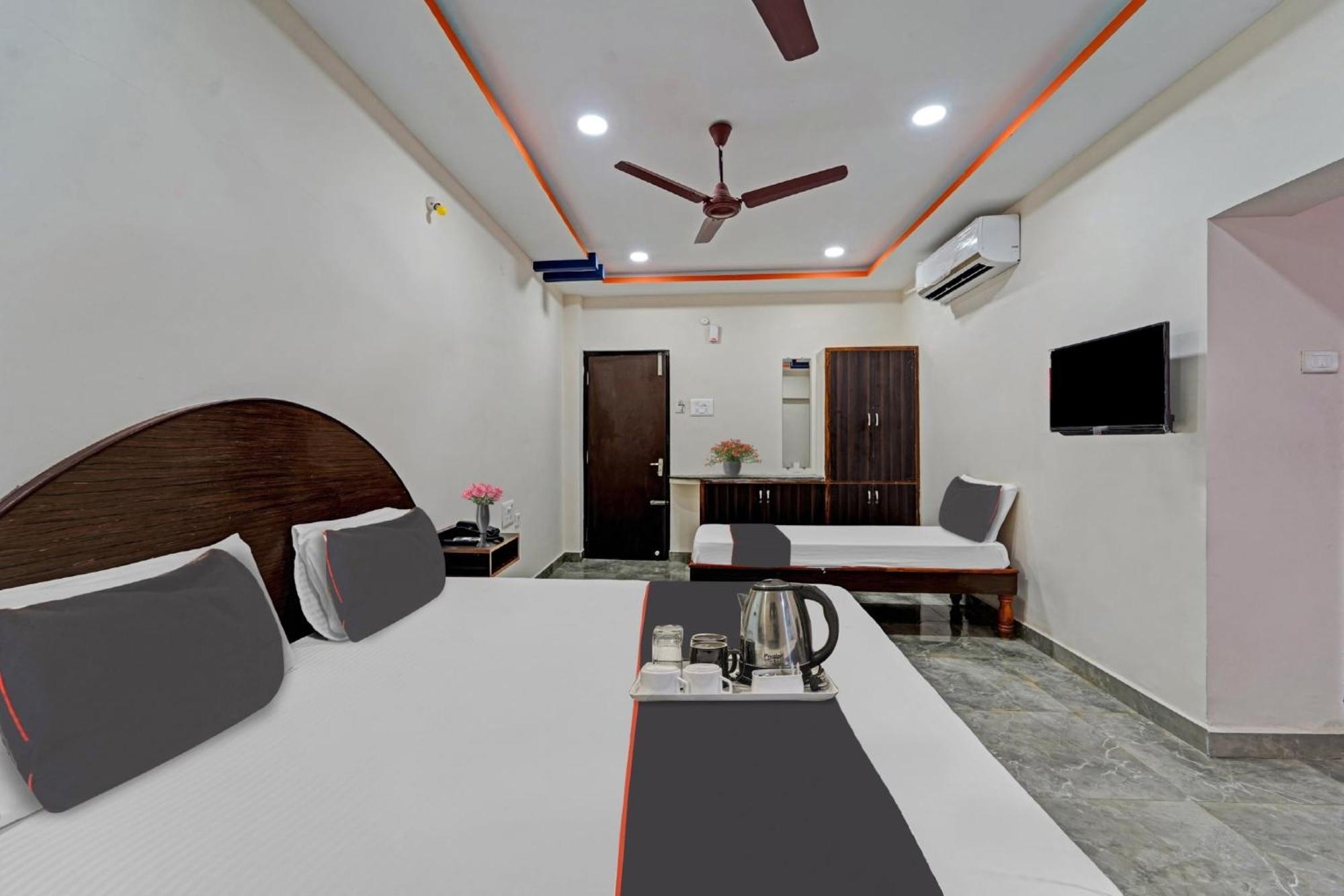 Capital O Lakshmi Residency Hotel ตีรูปาติ ภายนอก รูปภาพ