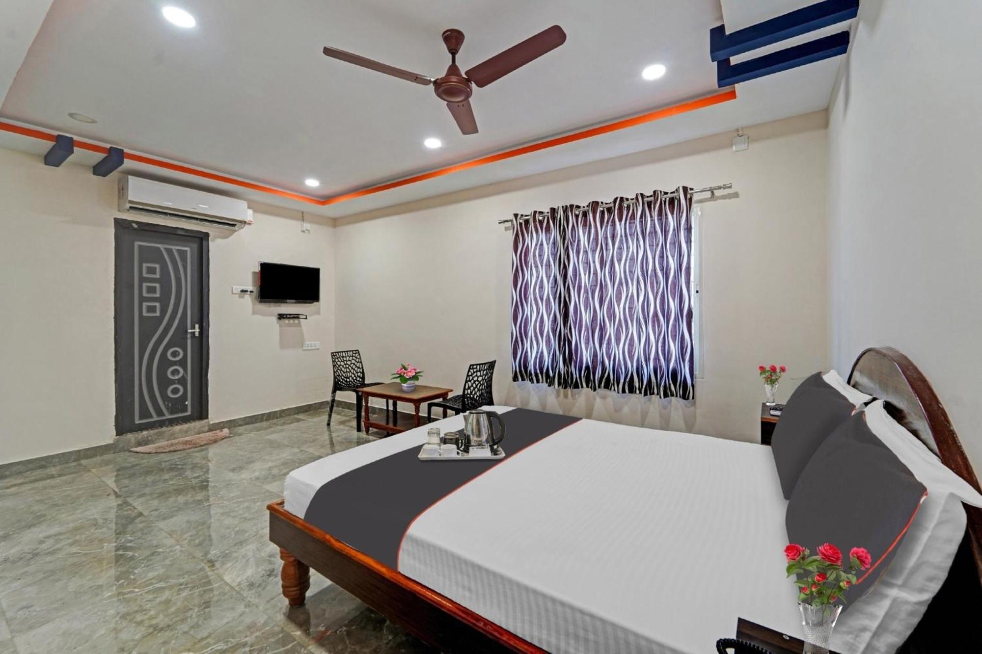 Capital O Lakshmi Residency Hotel ตีรูปาติ ภายนอก รูปภาพ