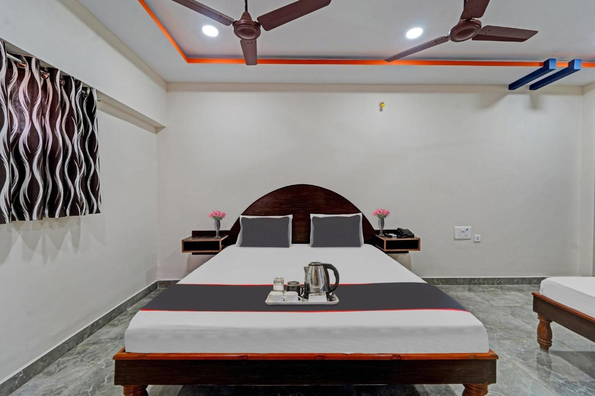 Capital O Lakshmi Residency Hotel ตีรูปาติ ภายนอก รูปภาพ