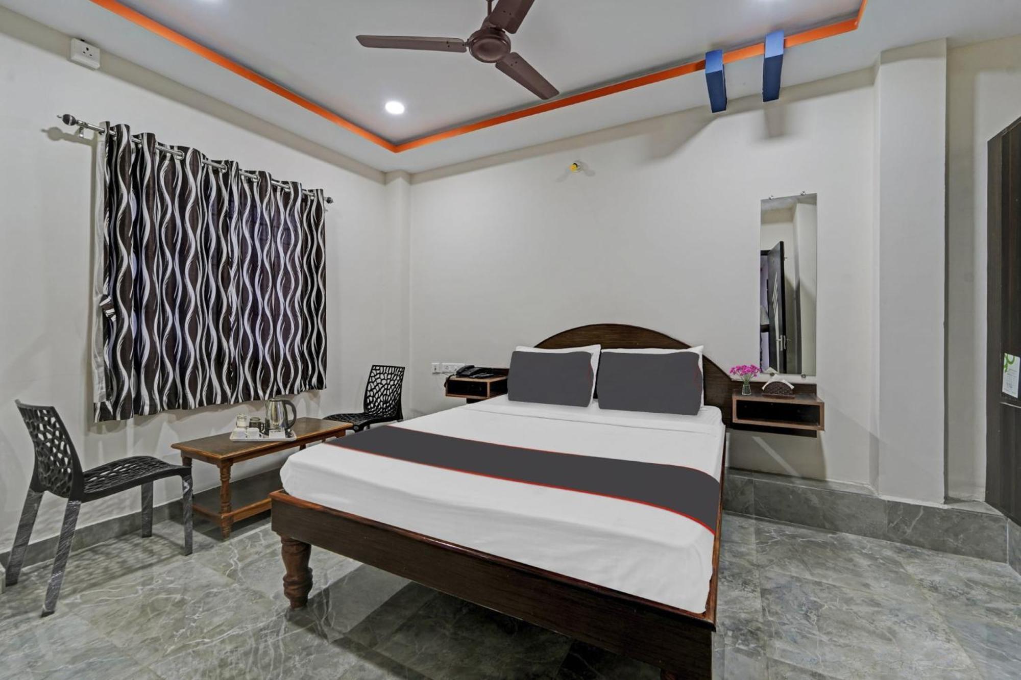 Capital O Lakshmi Residency Hotel ตีรูปาติ ภายนอก รูปภาพ