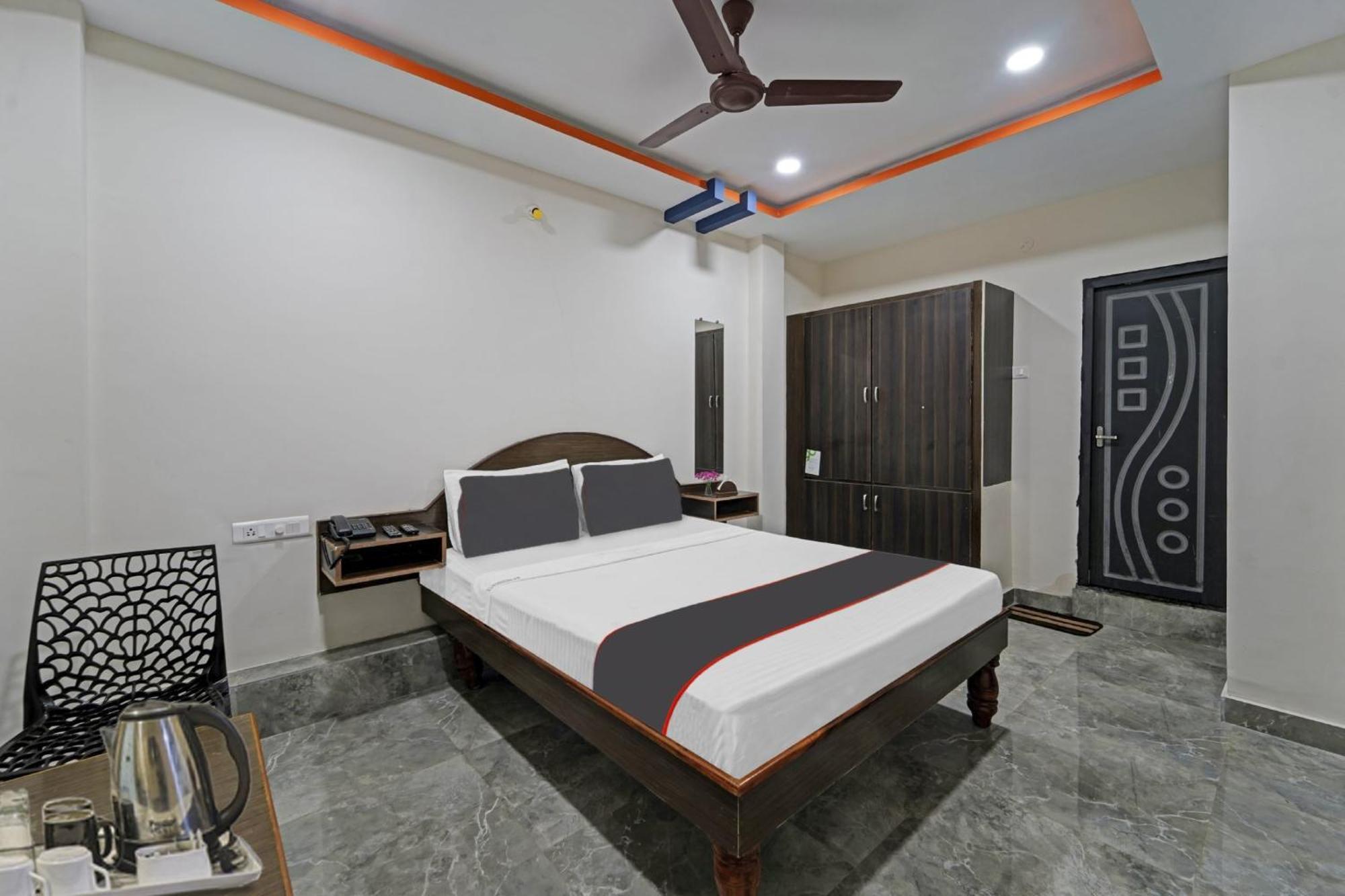Capital O Lakshmi Residency Hotel ตีรูปาติ ภายนอก รูปภาพ