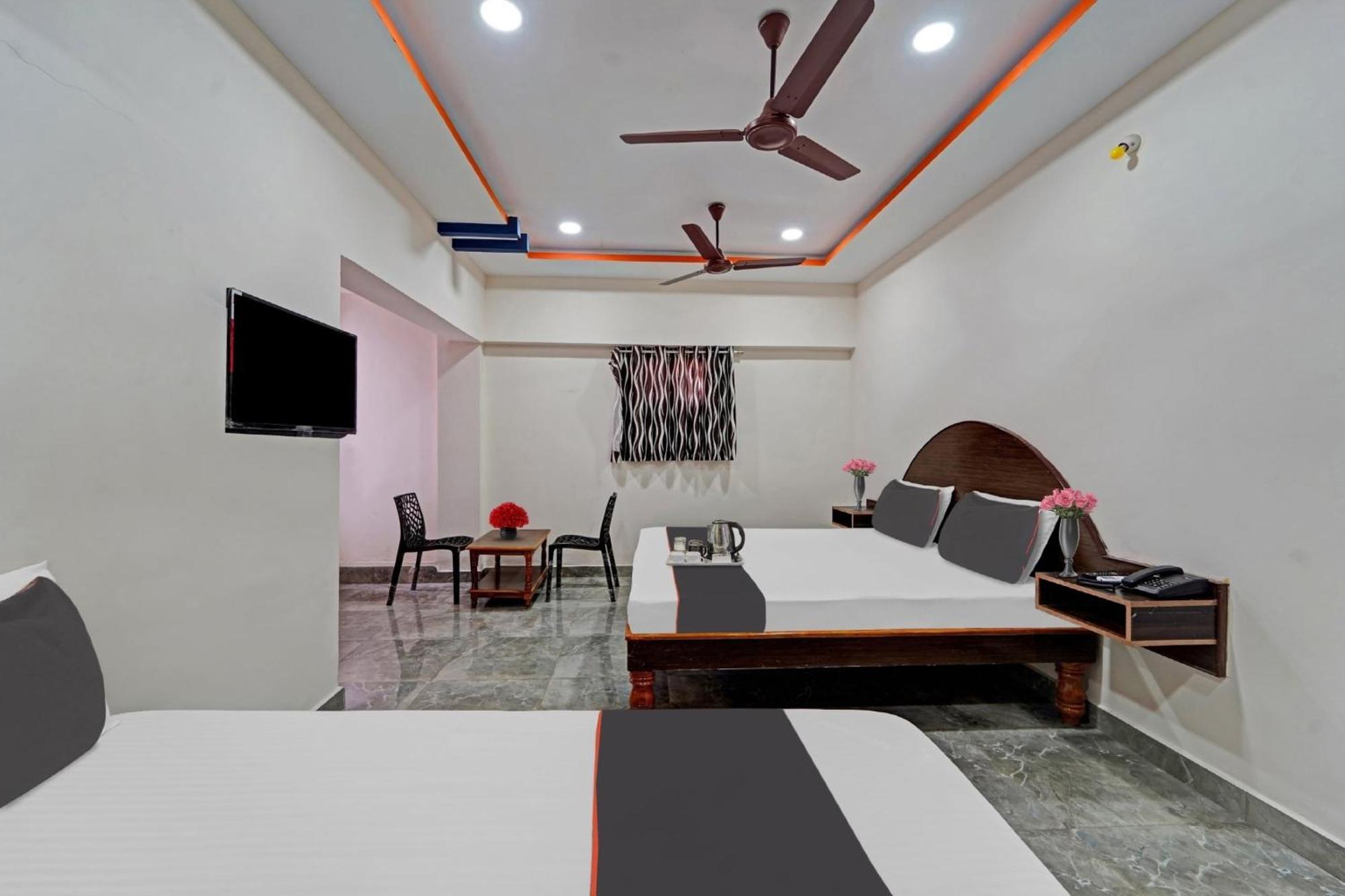Capital O Lakshmi Residency Hotel ตีรูปาติ ภายนอก รูปภาพ