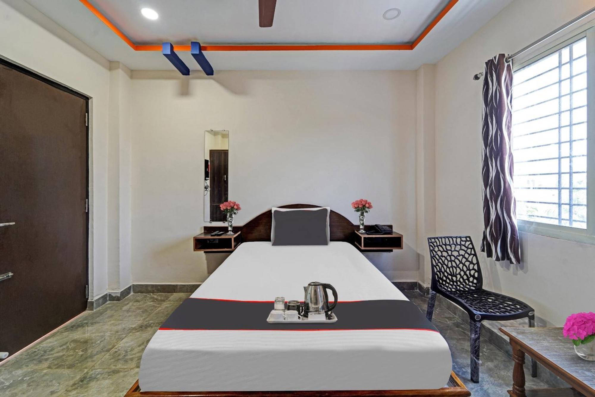 Capital O Lakshmi Residency Hotel ตีรูปาติ ภายนอก รูปภาพ