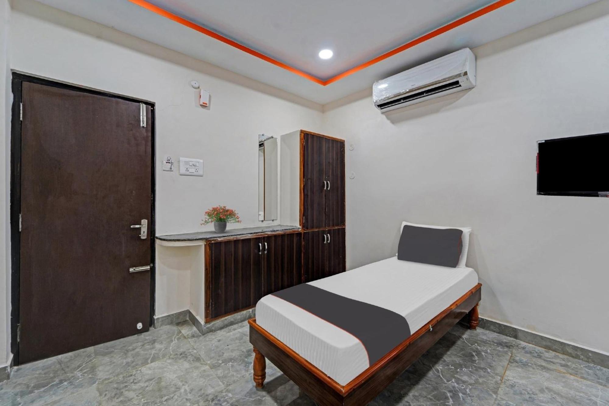 Capital O Lakshmi Residency Hotel ตีรูปาติ ภายนอก รูปภาพ