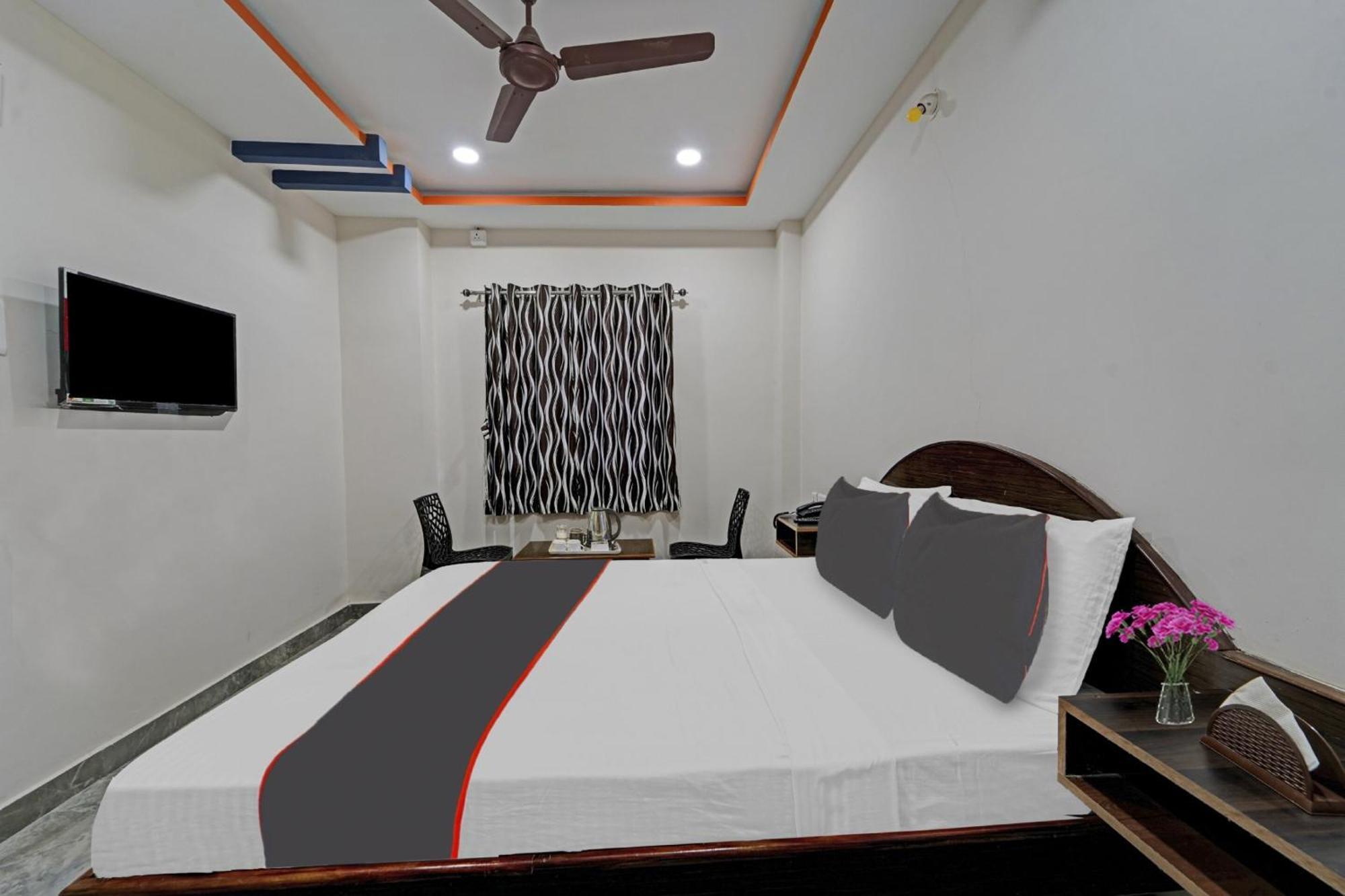Capital O Lakshmi Residency Hotel ตีรูปาติ ภายนอก รูปภาพ