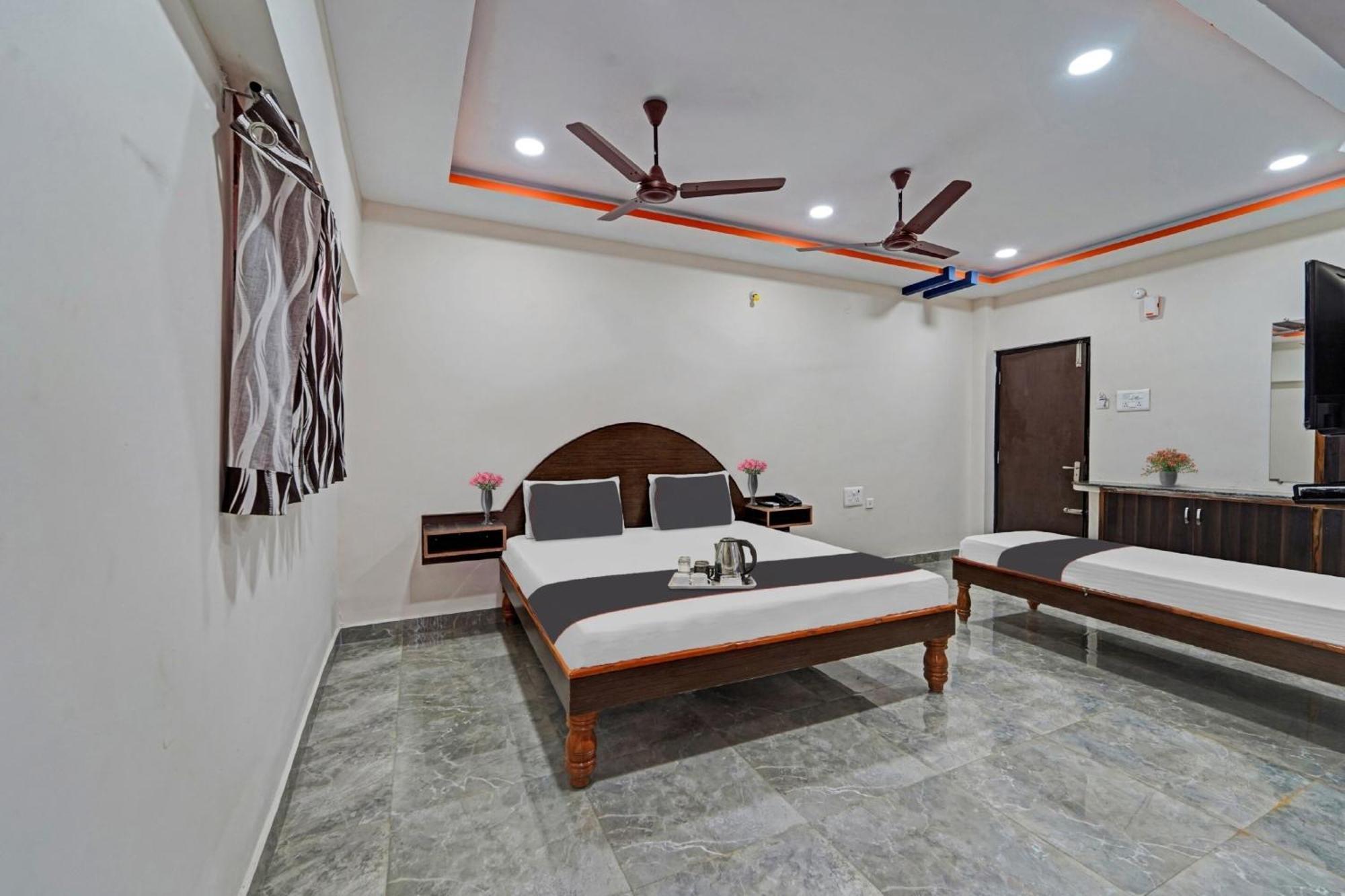 Capital O Lakshmi Residency Hotel ตีรูปาติ ภายนอก รูปภาพ